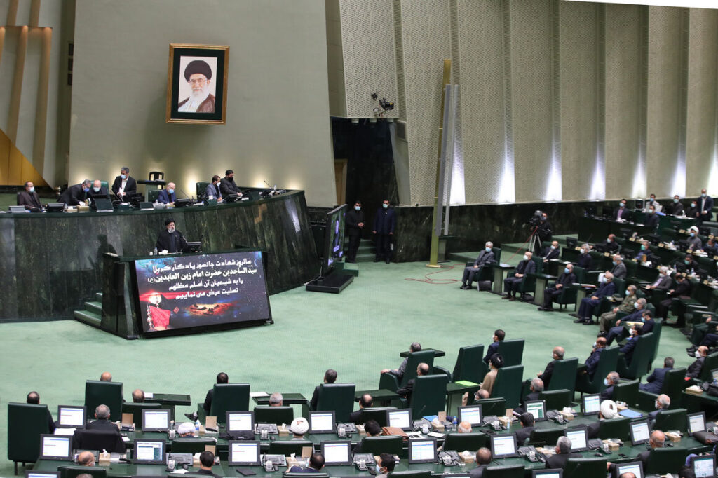 پس از پنج روز بررسی برنامه‌های ۱۹ وزیر پیشنهادی دولت سیزدهم در نشست علنی مجلس شورای اسلامی، دقایقی پیش جلسه رأی اعتماد وزیران دولت با رأی‌گیری برای تک تک وزیران به پایان رسید.
بر اساس این گزارش، جواد اوجی با کسب ۱۹۸ رای موافق در مقابل ۷۰ رای مخالف و ۱۸ رای ممتنع حائز اکثریت آرای اعتماد نمایندگان مجلس برای تصدی وزارت نفت شد.